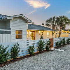 Golf Cart-Hot Tub-Bikes-Beach Gear 4BR Bungalow!