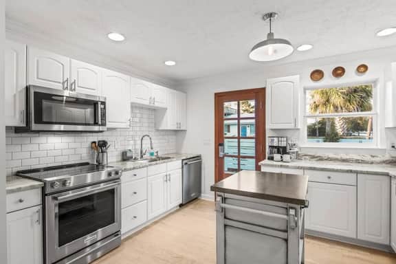 Golf Cart-Hot Tub-Bikes-Beach Gear 4BR Bungalow!